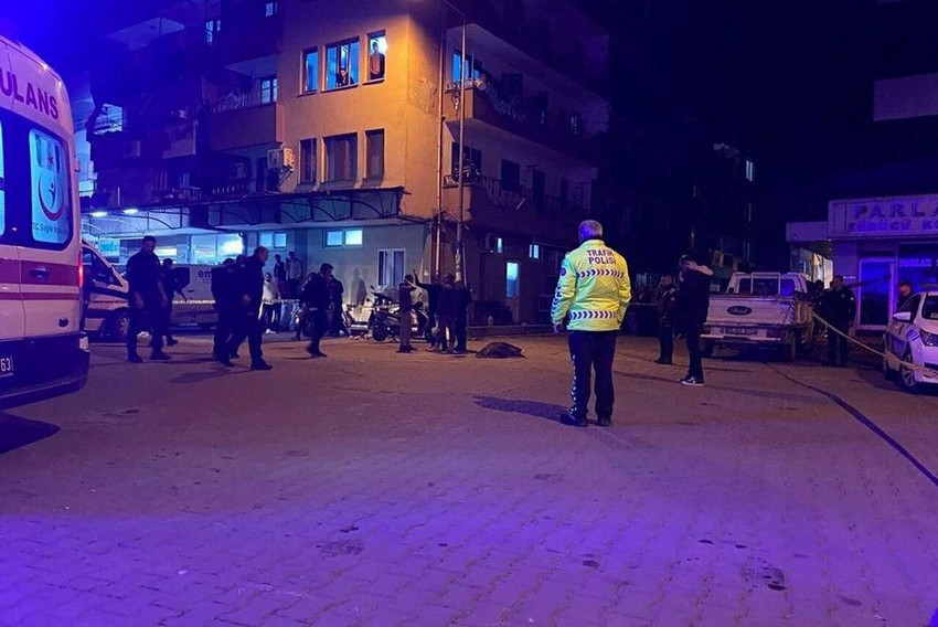 Dün İstanbul'da boşanma aşamasındaki eşini defalarca bıçaklayıp ölsün diye başında bekleyen bir caninin ardından aynı korkunç olayın aynısı Muğla'da yaşandı. Yine bir cani 4 çocuk annesini öldürüp, cesedinin başında beklerken gözaltına alındı.