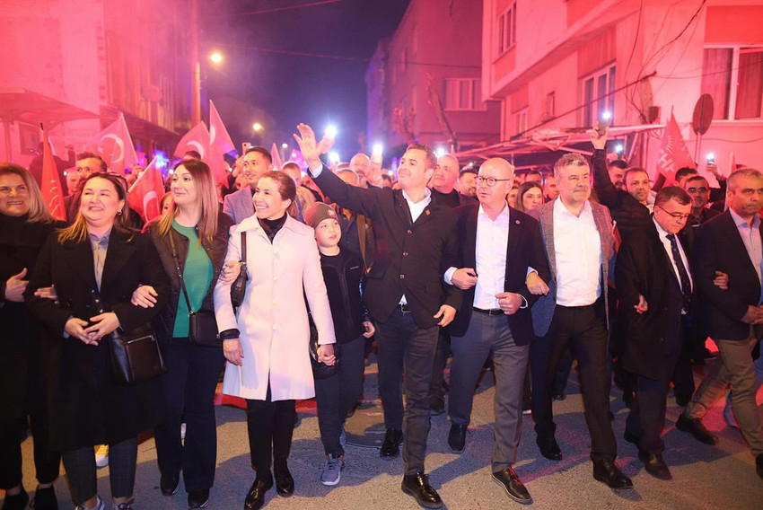 CHP Balıkesir Büyükşehir Belediye Başkan Adayı Ahmet Akın'ın Karesi’de hemşerileriyle birlikte gerçekleştirdiği Büyük Halk Yürüyüşü, Balıkesir’de tarihi bir ilgiye sahne oldu.