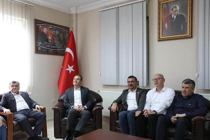 31 Mart seçiminde Balıkesir Büyükşehir Belediye Başkanı seçilen Ahmet Akın, ilk ziyaretini şehit yakınları ve gazilere yaptı.