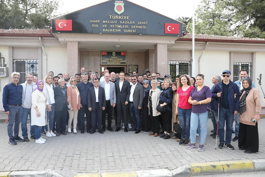 31 Mart seçiminde Balıkesir Büyükşehir Belediye Başkanı seçilen Ahmet Akın, ilk ziyaretini şehit yakınları ve gazilere yaptı.