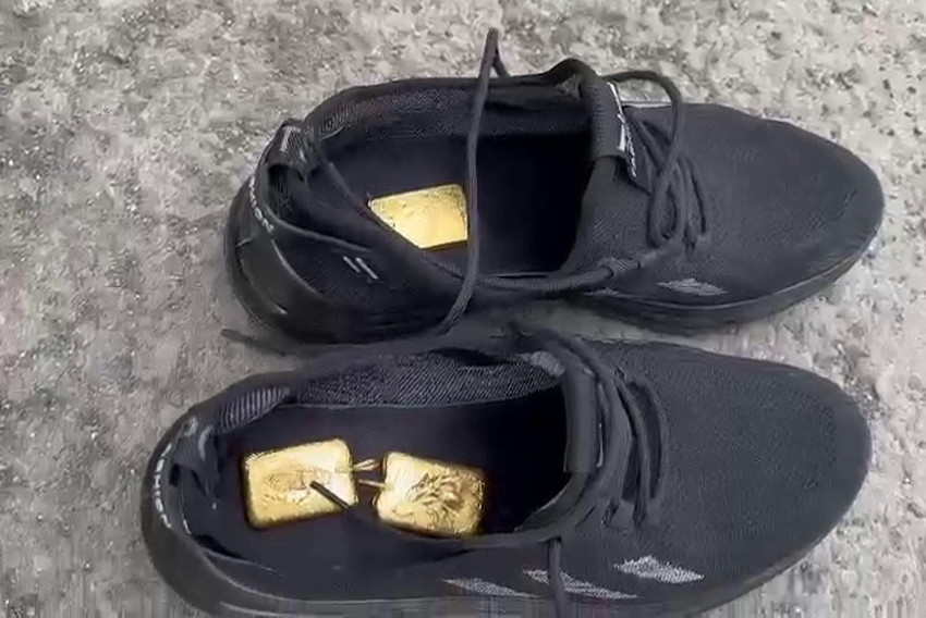 Kars'ta yabancı uyruklu 2 kişinin ayakkabılarına gizlenmiş piyasa değeri yaklaşık 3,5 milyon lira olan 1 kilo 51,74 gram kaçak külçe altın ele geçirildi.