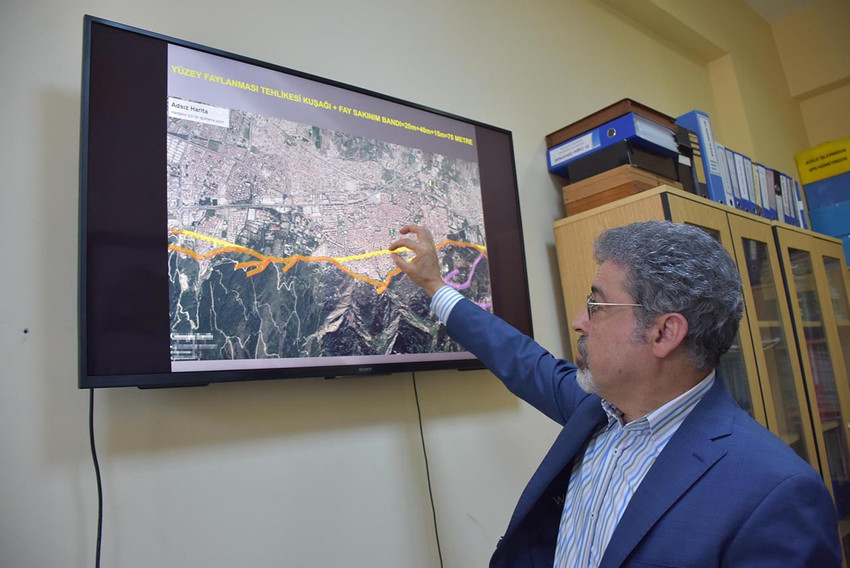 İzmir Dokuz Eylül Üniversitesi (DEÜ) Mühendislik Fakültesi Jeoloji Mühendisliği Bölümü Genel Jeoloji Anabilim Dalı Öğretim Üyesi Prof. Dr. Hasan Sözbilir, Tuzla fayının 2 bin yıldır kırılmadığını belirterek, ''Yakında kırılma ihtimali yüksek. Tuzla fayının uzunluğu yaklaşık 50 kilometre. Fay uzunluğu nedeniyle yaklaşık 7.1'e kadar deprem üretme potansiyeline sahip'' dedi.