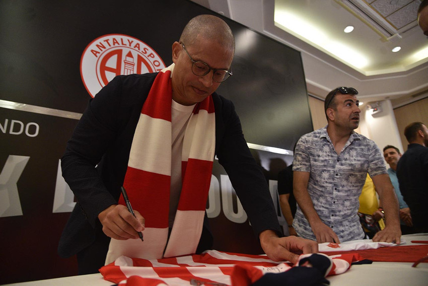 Antalyaspor'a 2 yıllık imza atan Alex de Souza, yardımcı antrenörlerinden birinin Mehmet Aurelio olacağını açıkladı.