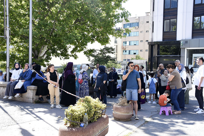 Milyonlarca gencin ter döktüğü Yükseköğretim Kurumları Sınavı'nın (YKS) ilk oturumu Temel Yeterlilik Testi (TYT) sona erdi. YKS süreci, yarın AYT ile YDT oturumlarıyla tamamlanacak.