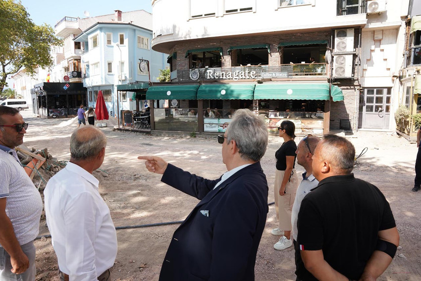 Bandırma Belediye Başkanı Dursun Mirza, kent genelinde sürdürülen çalışmaları yerinde incelemek amacıyla Sevgi Yolu, Eski Hal Binası ve Kapalı Pazaryerini ziyaret etti. Çalışmaların son durumu hakkında yetkililerden bilgi alan Başkan Mirza, vatandaşlarla da bir araya gelerek görüş ve önerilerini dinledi.