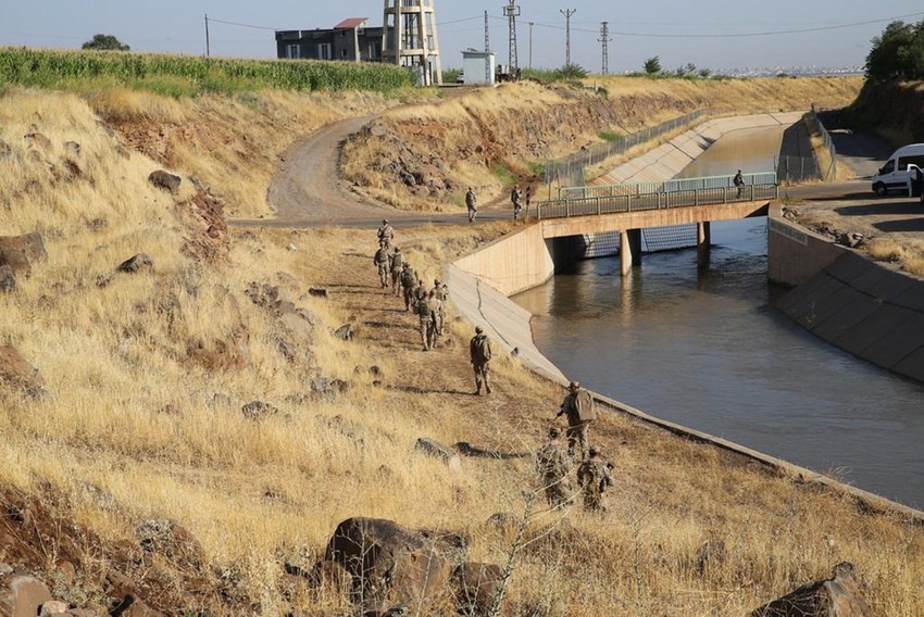 Diyarbakır'da günlerdir 19 gündür kayıp olan minik Narin'in cansız bedeni bulundu. Narin'in cansız bedeninin daha önce kırmızı bir terlik bulunan dere yatağında bir çuvalın içinde bulunduğu öğrenildi.