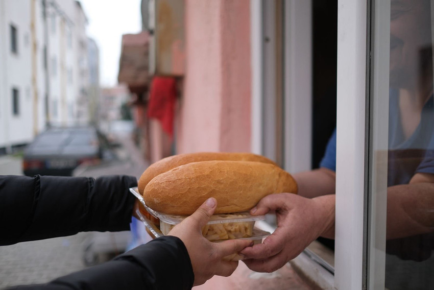 Altıeylül Belediyesi, ekonomik kalkınmayı desteklemek adına hayata geçirdiği Mikrofinans Şubesi ile büyük bir adım attı. Teminat ve kefalet gerektirmeyen mikrokredi seçenekleriyle, dar gelirli bireylerin kendi işlerini kurmasına olanak tanıyan bu hizmet, özellikle kadın girişimcilerin ekonomik hayata katılımını teşvik ediyor…