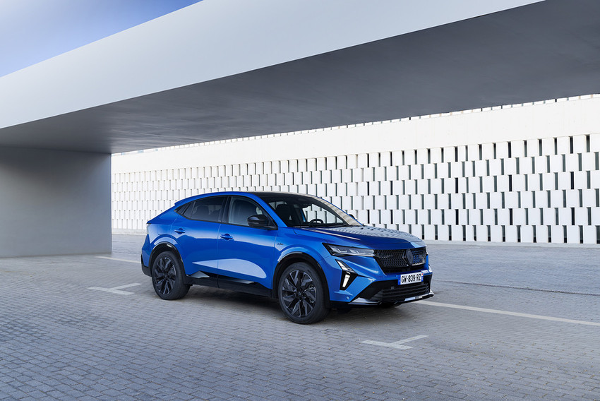 Renault’nun Coupe tasarımlı formu ve sportif detaylarıyla D-SUV Coupe segmentinde fark yaratan yeni modeli Rafale, Türkiye pazarına giriş yaptı. İşte Renault Rafale'in tüm detayları...