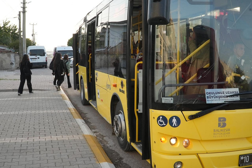 Taşımalı eğitim gören öğrencilerin mağduriyetini gidererek “Okulunuz Uzaksa Büyükşehir Yakın” projesini hayata geçiren Balıkesir Büyükşehir Belediyesi, öğrencileri okullarına güvenle ulaştırmayı sürdürüyor. 