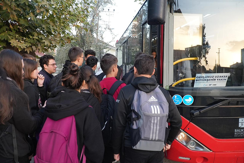 Taşımalı eğitim gören öğrencilerin mağduriyetini gidererek “Okulunuz Uzaksa Büyükşehir Yakın” projesini hayata geçiren Balıkesir Büyükşehir Belediyesi, öğrencileri okullarına güvenle ulaştırmayı sürdürüyor. 