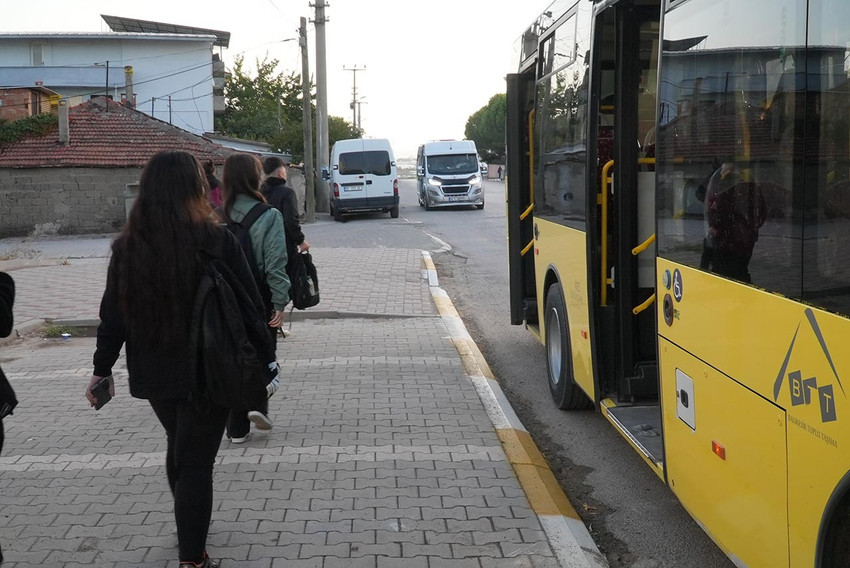 Taşımalı eğitim gören öğrencilerin mağduriyetini gidererek “Okulunuz Uzaksa Büyükşehir Yakın” projesini hayata geçiren Balıkesir Büyükşehir Belediyesi, öğrencileri okullarına güvenle ulaştırmayı sürdürüyor. 