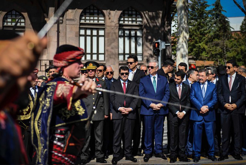 Ankara’nın Başkent oluşunun 101. yıl dönümü Başkentte çeşitli etkinliklerle kutlandı. Ankara Büyükşehir Belediye Başkanı Mansur Yavaş, Ankara Valisi Vasip Şahin, Ankara Garnizon Komutanı Tümgeneral Ahmet Kurumahmut ve devlet erkânı ile Anıtkabir’i ziyaret etti. 