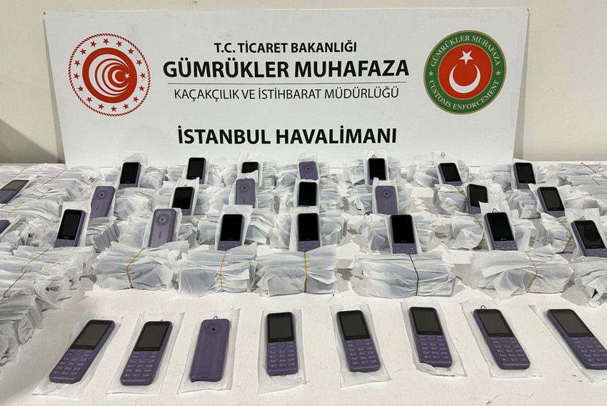 İstanbul Havalimanı'nda yurda kaçak yollarla sokulmaya çalışılan 15 bin 485 adet cep telefonu ele geçirildi. Şüphelilerin, cep telefonlarının bulunduğu kargoların etiketlerini  değiştirdi, kargoların muayenesinin yapıldığı izlenimi verdikleri tespit edildi. 