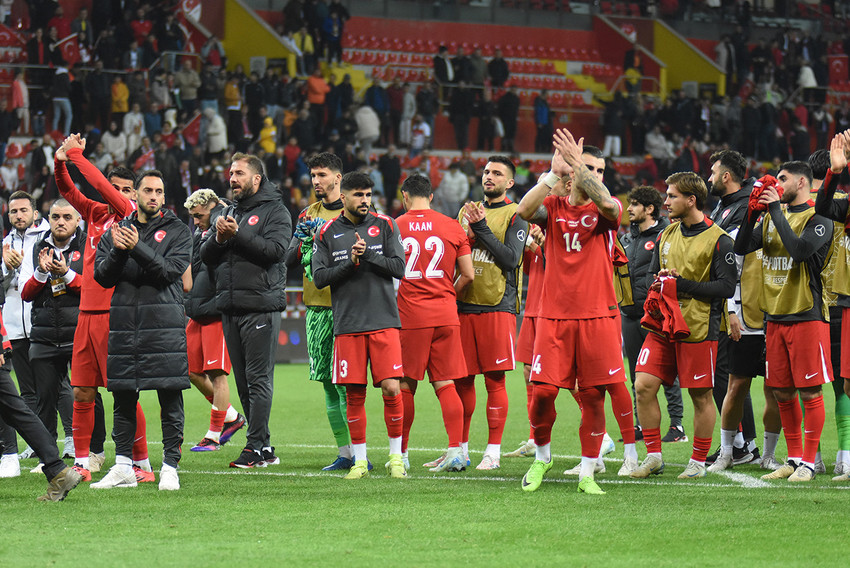 UEFA Uluslar Ligi B Ligi'nde Galler ile berabere kalan A Milli Futbol Takımımız, puanını 11'e yükseltti. Grupta A Ligi'ne yükselecek takım son haftada belli olacak. İşte gruptan çıkma ihtimalleri...