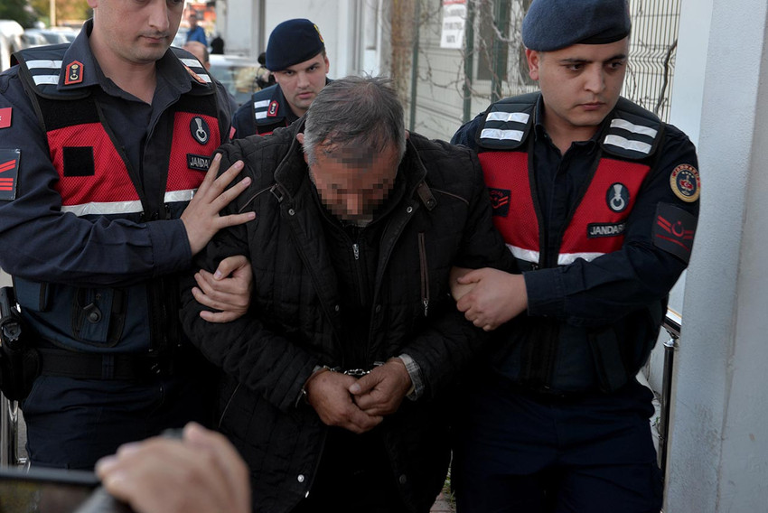 Adana'da yol kenarında başından tabanca ile vurulmuş halde ölü bulunan 15 yaşındaki çocuğun anne ve babası gözaltına alındı. Cinayeti itiraf eden baba ve olayı gizleyen annesi tutuklandı.