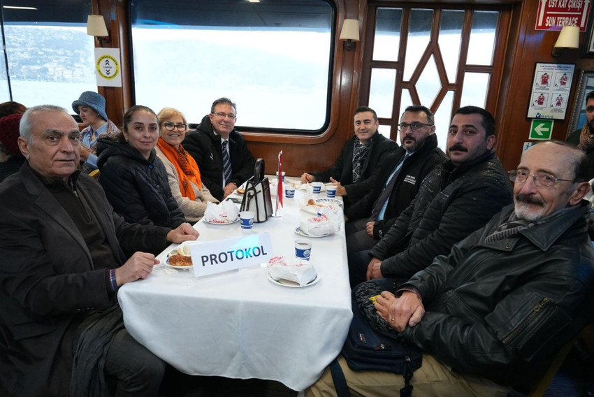 Türk ve dünya edebiyatının en önemli şairlerinden Nâzım Hikmet doğumunun 123’üncü yıl dönümünde Sarıyer’ anıldı. Türkiye’den ayrıldığı son kara parçası olan Tarabya’da gerçekleşen etkinlikte büyük usta için boğaza karanfiller bırakıldı. Nazım sevdalılarının katıldığı anma programı Sevgi ve Barış Teknesi’nde gerçekleşen Erdal Güney’in şiir ve türkü dinletisinin ardından son buldu. 