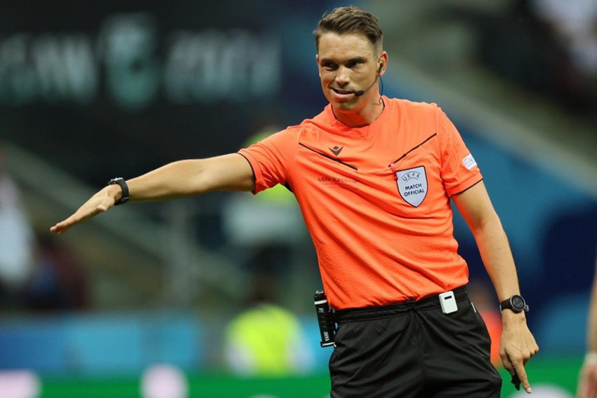 UEFA Avrupa Ligi play-off turunda Galatasaray ve Fenerbahçe'nin maçlarını yönetecek hakemler belli oldu.