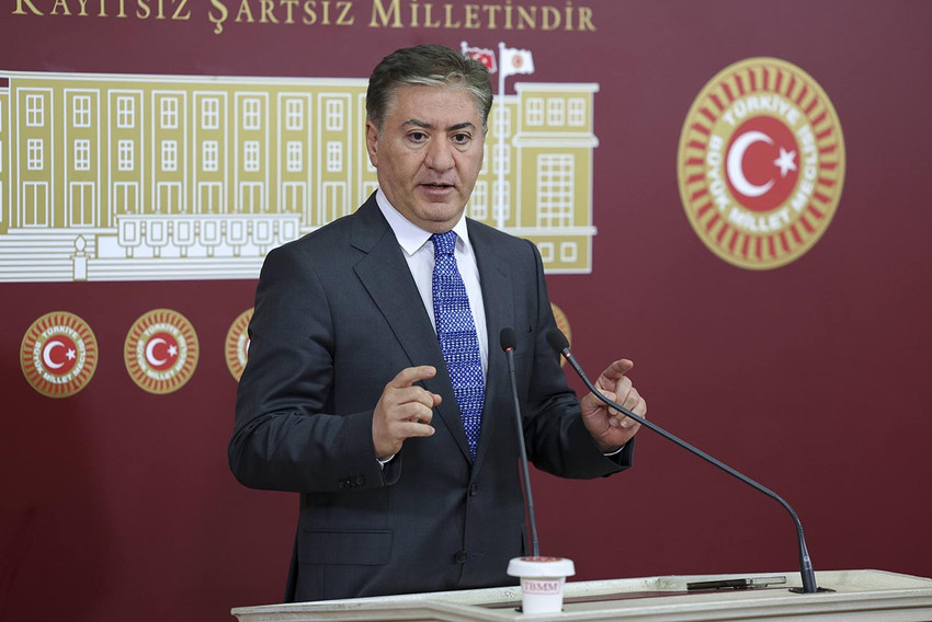 TBMM Başkan Vekili Gülizar Biçer Karaca'nın, Gezi davası kapsamında aldığı 18 yıllık hapis cezası nedeniyle cezaevinde bulunan Can Atalay hakkındaki Anayasa Mahkemesi'nin (AYM) iade kararını genel kurulda okuttuğu kısım, Meclis tutanaklarından çıkarıldı. TBMM Başkanı Kurtulmuş, ''TBMM Başkanvekili Gülizar Biçer Karaca’nın Anayasa’ya, İçtüzük’e ve teamüllere aykırı olarak bir metni kâtip üyeye okutması hem yetki aşımı hem de hukuken yok hükmündedir.'' dedi.