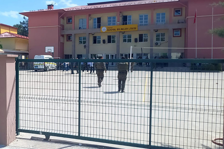 Giresun'da bir lisenin g&uuml;venlik g&ouml;revlisi, okulun hizmetli kadrosunda &ccedil;alışan bir kadın ve onun kız kardeşini silahla vurarak &ouml;ld&uuml;rd&uuml;. Polis ekipleri saldırganı yakalamak i&ccedil;in &ccedil;alışma başlattı.
