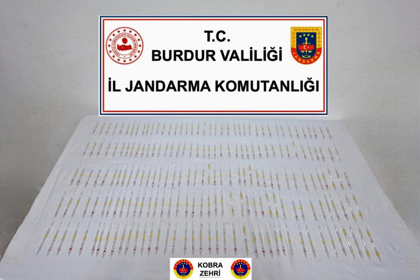 Burdur'da jandarma ekiplerinin yaptığı operasyonda 60 milyon lira değerindeki 201 tüp kobra zehri ele geçirildi.