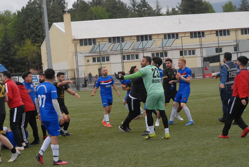 Develi Erciyesspor ile Ambar Kızılırmakspor arasında oynanan karşılaşmanın 82. dakikasında çıkan olaylar sonrası maç yarıda kaldı.