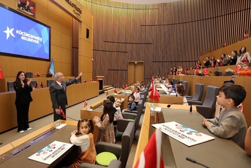 Küçükçekmece Belediyesi Gündüz Çocuk Bakımevleri’nde eğitim gören minik öğrenciler, 20 Kasım Dünya Çocuk Hakları Günü dolayısıyla, Belediye Başkanı Kemal Çebi ile Çocuk Meclisi’nde bir araya geldi.