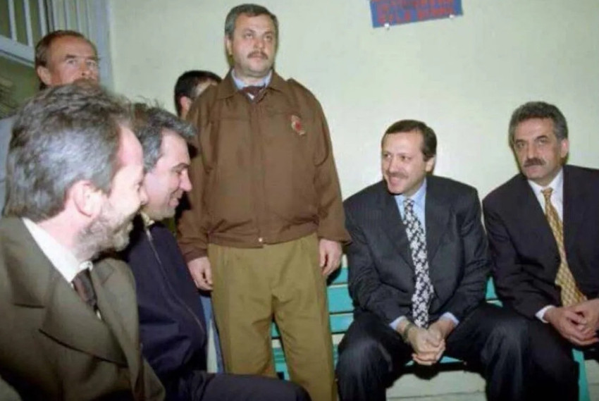 Kocabıyık ihraç kararı sonrasdında Cumhurbaşkanı ve AK Parti Genel Başkanı Recep Tayyip Erdoğan'ın 1999'da tutuklanarak hapis yattığı Pınarhisar Cezaevinde çekilen ve kendisinin de yer aldığı bir fotoğraf paylaşarak 