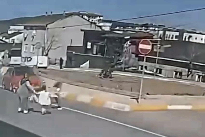 İstanbul Sultangazi'de meydana gelen ve saniye saniye güvenlik kameralarına yansıyan korkunç kazada bir otomobilin çarptığı 5 yaşındaki kız çocuğu metrelerce savruldu.