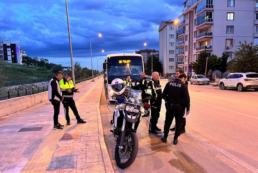 Edirne'de yolcuların ihbarı üzerine durdurulan bir minibüs şoförü 1,45 promil alkollü çıktı.