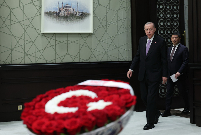 Cumhurbaşkanlığı Kabinesi, Cumhurbaşkanı Erdoğan başkanlığında toplandı. MHP lideri Bahçeli, toplantıya ay yıldız motifli bir çiçek gönderdi.