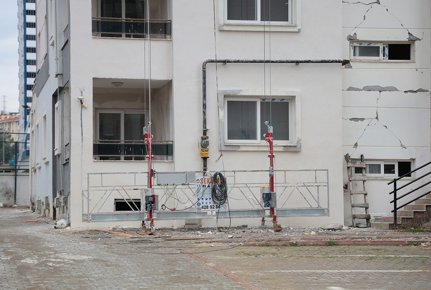 Adana’da asrın felaketinde hasar alan apartmanlarının tadilatını yaptırmak için bir firma ile anlaşan depremzede daire sahipleri çalışmaları yarıda bırakan yapı firmasının ortalıktan kaybolmasıyla depremin ardından bir büyük şok daha yaşadı.