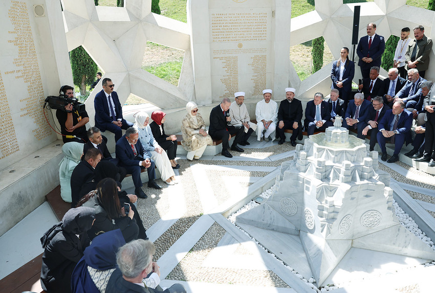 15 Temmuz Şehitler Köprüsü üzerinde bulunan anıtı ziyaret ederek burada Kur'an okuyan Cumhurbaşkanı Erdoğan yaptığı açıklamada, 