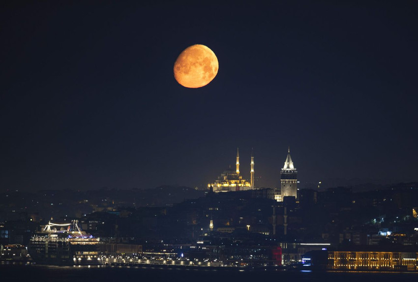 İstanbul'da Galata Kulesi, Fatih Camisi ve Ay böyle buluştu - Resim: 3