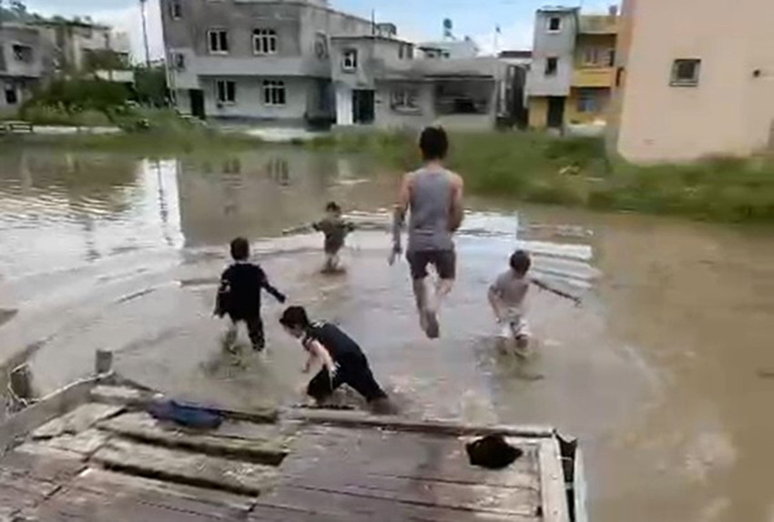 Adana’da yağmur başlayınca "Daha çok yağmur yağsın, daha çok yağsın, öyle bir yağsın ki, gökyüzü gözükmesin" diye dua ettikten sonra iş yerini su basan genç kadın şok olduğunu söyleyerek sosyal medyadan Fenerbahçe'nin şampiyonluğu için bile dua etmesini isteyenlerin olduğunu söyledi.