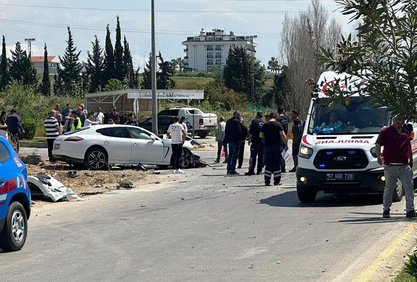 Antalya'nın Manavgat ilçesinde otel personelinin taşındığı servis midibüsüyle otomobilin çarpıştığı kazada, 29 kişi yaralandı. 