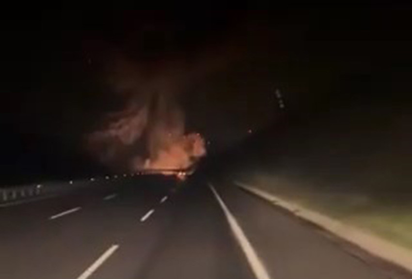 Balıkesir'de d&uuml;şen F-16 u&ccedil;ağının kaza anına ilişkin ilk g&ouml;r&uuml;nt&uuml;ler yayınlandı! İstanbul-İzmir Otoyolu'nda seyir halindeki bir aracın kamerasınca kaydedilen videoda, g&ouml;ky&uuml;z&uuml;n&uuml;n bir anda aydınlandığı ve u&ccedil;ağın alevler i&ccedil;inde yere &ccedil;akıldığı g&ouml;r&uuml;l&uuml;yor.