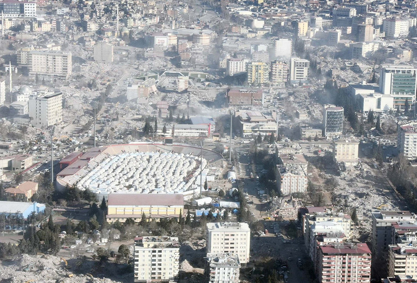 Geçen yıl 6 Şubat'ta Kahramanmaraş ve Hatay merkezli meydana gelen, 11 ilimizi yerle bir edip, 55 bine yakın canımızı yitirmemize yol açan 7.7 ve 7.6 büyüklüğündeki depremlerin ardından bölgede incelemelerde bulunan Prof. Dr. Hasan Sözbilir, 6,7 büyüklüğünde deprem üretebilecek bir fay hattı için uyardı.