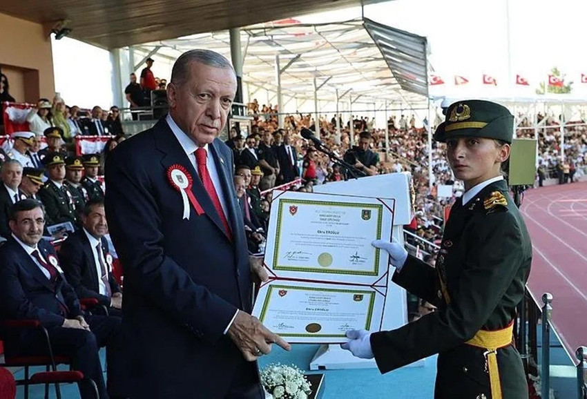 Türk Ordu tarihinde bir ilk: Kadın komutanlar birinci oldu - Resim : 1