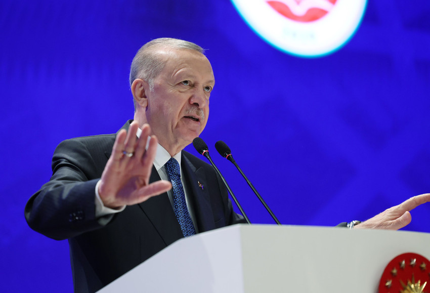Cumhurbaşkanı Erdoğan, 27 Mayıs darbesinin 64. yıldönümünde düzenlenen sempozyumda konuştu. Erdoğan, ''Çerçevesini darbecilerin çizdiği dili sorunlu mevcut anayasa ile yola devam edemeyiz. Türk demokrasisi yeni ve sivil anayasa yapacak güce sahiptir. Artık yeni bir anayasa kaçınılmazdır'' ifadelerini kullandı. 