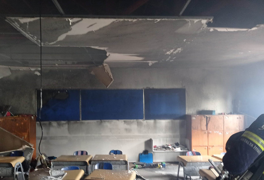 Antalya'nın Alanya ilçesine bir özel okulda çıkan yangında bazı sınıflar kullanılamaz hale geldi. Yangında ölen ya da yaralanan olmadı.