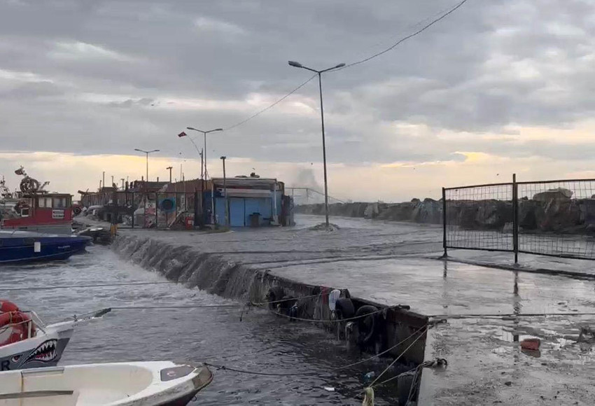 İstanbul'da etkili olan şiddetli lodos nedeniyle Avcılar'da deniz taştı.