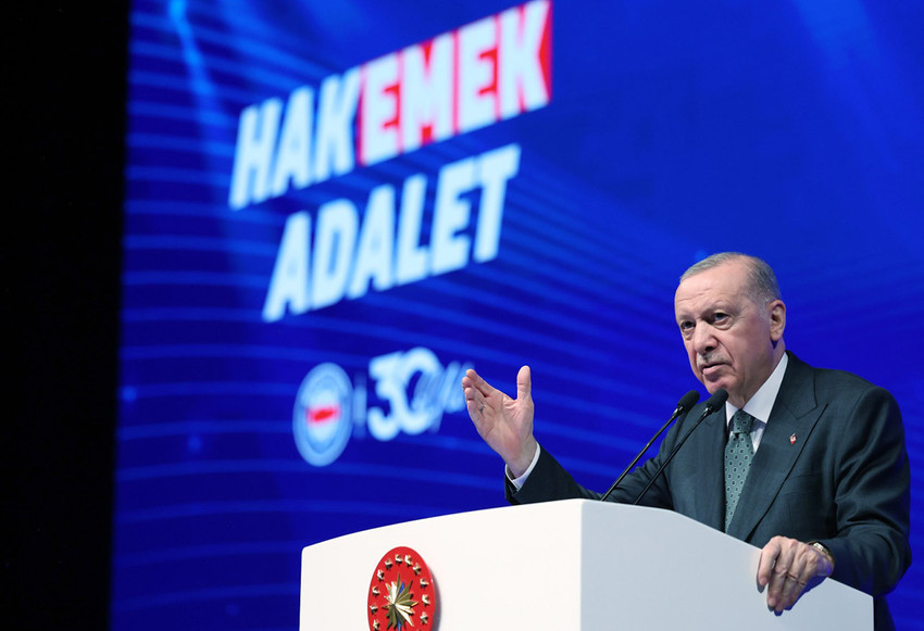 Memur-Sen 30. Yıl Vefa Buluşması programına katılan Cumhurbaşkanı Erdoğan, gelen bir telefon üzerine salonu terk etti. Daha sonra salona geri dönen Erdoğan konuşmasını gerçekleştirdi. İran'a yönelik saldırılara tepki gösteren Erdoğan, ''Saldırıları kimden gelirse gelsin asla tasvip etmiyor, tepkimizi açıkça ortaya koyuyoruz'' dedi.