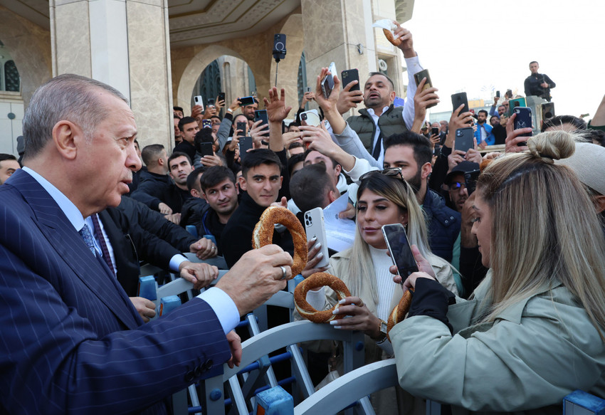Cumhurbaşkanı Erdoğan Taksim'de simit dağıttı - Resim : 1