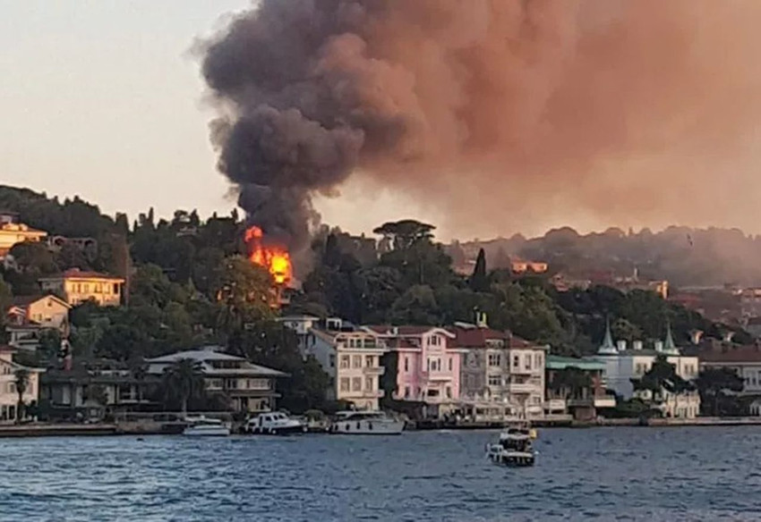 İstanbul'da korkutan yangın! Dumanlar boğazı sardı - Resim: 1
