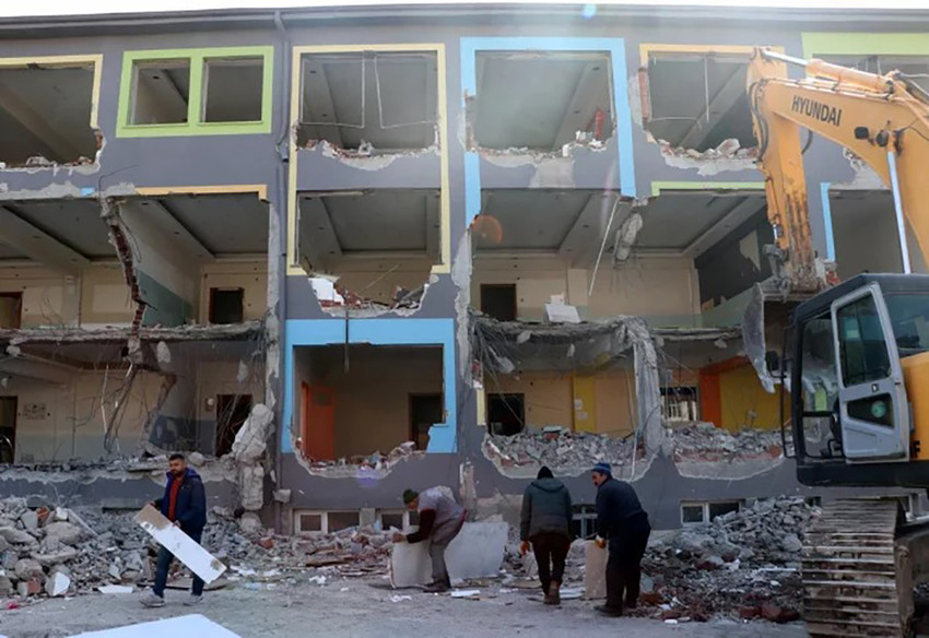 Kayseri'de depremde ağır hasar alan okulun yıkımına başlandı - Resim : 1
