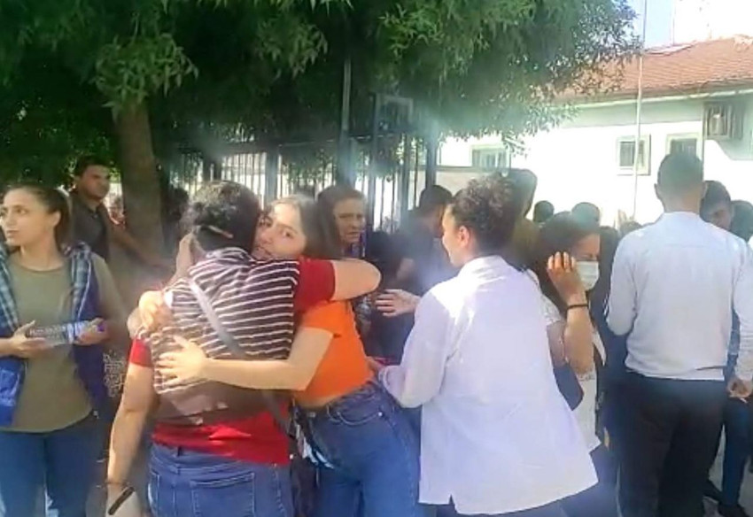 Depremzedeler konteynerlerde oy kullandı - Resim: 2