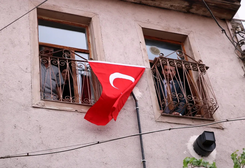 Bundan tam 36 yıl önce 1988 yılında vatani görevini yaparken rahatsızlanarak hayatını kaybeden jandarma er Osman Savsar'in ailesi hukuk savaşını kazandı ve Şehit Er Osman Savsar'ın şehitliği tescil edildi. Aile 36 yıl sonra gelen adaleti evlerinin camına Türk Bayrağı asarak ilan etti.