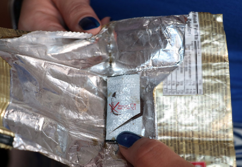 Antalya'da 6 yaşındaki bir çocuk, paketli çikolatalı kekin içinden çıkan demir oksit içerikli nem tutucu maddeyi çikolata sosu sanarak yiyince zehirlenerek hastanelik oldu. Antalya Eğitim ve Araştırma Hastanesi'nde 3 gün tedavi gören çocuğun annesi, ürünlerdeki uyarı yazılarının çok küçük olduğuna dikkat çekerek ebeveynleri ve yetkilileri uyardı.
