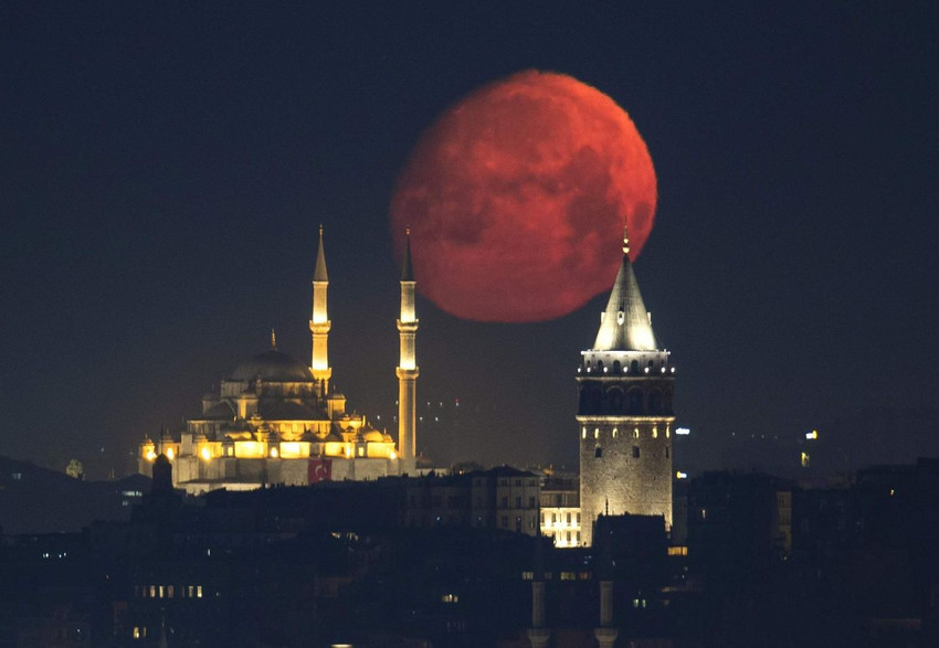 İstanbul'da Galata Kulesi, Fatih Camisi ve Ay böyle buluştu - Resim: 1