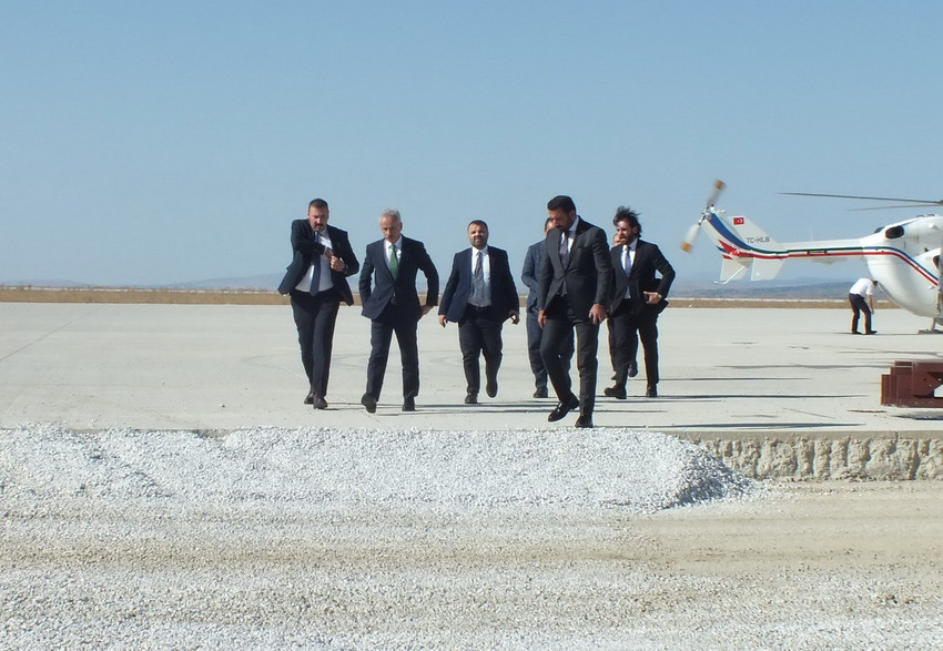 Ulaştırma ve Altyapı Bakanı Abdulkadir Uraloğlu, Yozgat Havalimanı'ndaki incelemeleri sırasında yaptığı açıklamada Yozgat Havalimanı 2026 bitmeden açılacağını duyurdu.